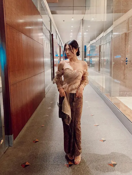 wendy Walters menuliskan caption 'Pertama kali pakai kebaya' bergaya gaun model off the shoulder dengan penggunaan ragam material yang menawan (Foto: Instagram @wendywalters)