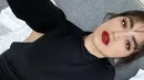 Jessica Iskandar tampak fresh mengenakan lipstik warna merah klasik dengan riasan mata yang lebih flawless. Dok. Instagram @inijedar