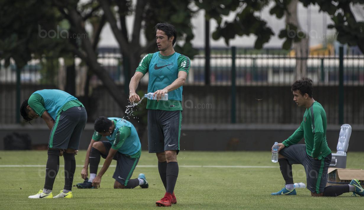 Gelandang Timnas Indonesia, Gavin Kwan Adsit, melepas dahaga usai latihan di Lapangan ABC Senayan, Jakarta, Senin (15/1/2018). Pemusatan latihan ini dilakukan jelang Asian Games 2018. (Bola.com/Vitalis Yogi Trisna)