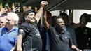 Diego Maradona akhirnya berdamai dengan Pele setelah bertemu dalam acara sepak bola persahabatan yang diadakan oleh Hublot di Jardin du Palais Royal, Paris, jelang Piala Eropa 2016, (9/6/2016). (AFP/Patrick Kovarik)
