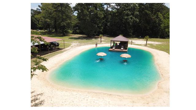 Pria Ini Ubah Halaman Belakang Jadi Pantai Buatan, 5 Potretnya Bikin Takjub