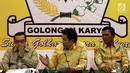 Ketua Pelaksana HUT ke-53 Partai Golkar Azis Syamsudin (tengah) memberikan keterangan pers di Kantor DPP Golkar, Jakarta, Rabu (18/10). Dalam rangkaian HUT Golkar ini juga akan digelar Rakernas di Makassar, Sulawesi Selatan. (Liputan6.com/Johan Tallo)