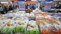 Pengunjung berbelanja di pusat perbelanjaan di Tangerang, Banten, (16/12). Permendag tersebut mengatur kewajiban pencantuman label dalam Bahasa Indonesia. (Liputan6.com/Angga Yuniar)