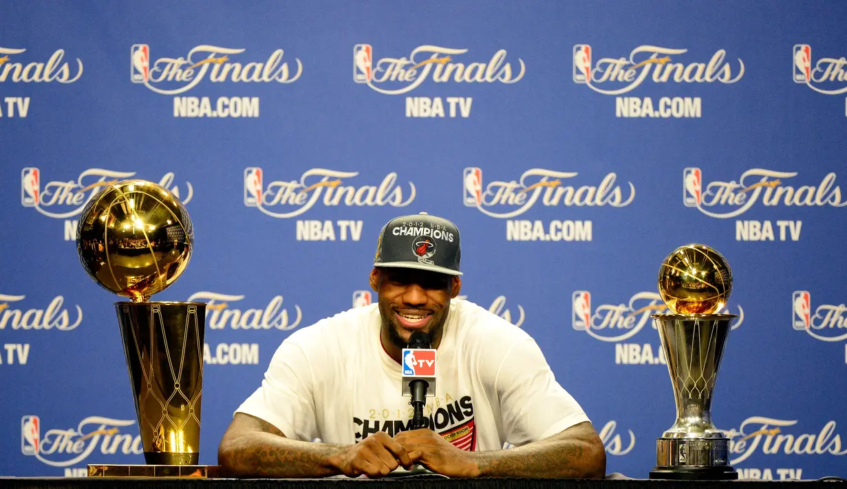 LeBron James sering dianggap sebagai The Greatest of All Time. Hal itu terbukti dari prestasi yang pernah ditorehkannya. Ia tercatat kantongi gelar individu Rookie of the Year, Tiga kali MVP All Star, dan empat kali MVP reguler, dan emapat kali MVP Final. (Foto: Getty Images via AFP/Ronald Martinez)