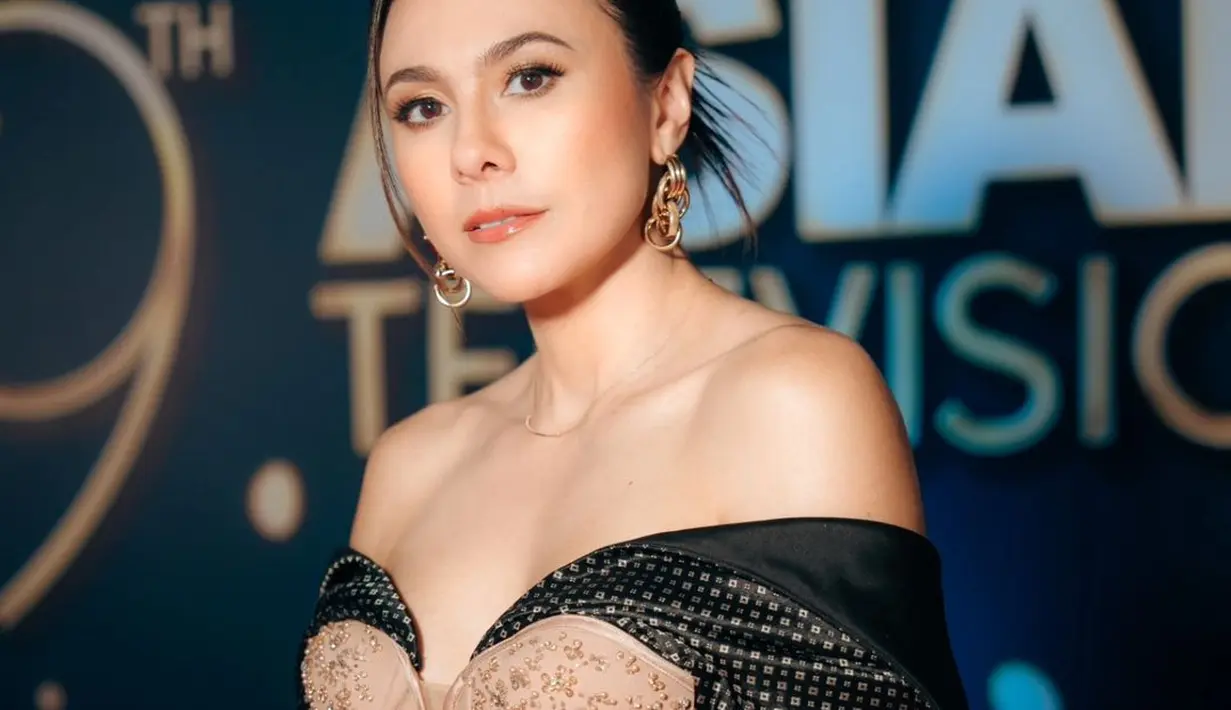 Wulan Guritno tampil memikat dalam balutan gaun karya desainer Ansoe yang berhasil menonjolkan sisi elegan dan glamor sang aktris. [@snap.nuel].