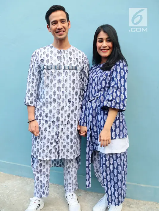 Aktor Tarra Budiman dan istri Gya Sadiqah berpose seusai mengisi acara di kawasan Kapt Tendean, Jakarta, Rabu (30/08). Pasangan yang menikah pada April 2017 ini terlihat kompak dengan mengenakan pakaian bermotif sama. (Liputan6.com/Herman Zakharia)