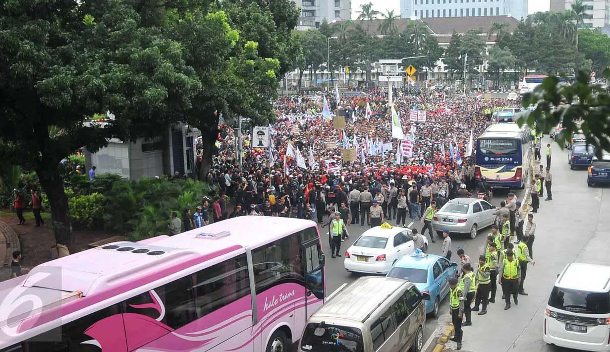 Suasana ketika massa dari Forum Honorer Kategori 2 (FHK2I) berunjuk rasa di seputaran Istana Kepresidenan, Jakarta, Rabu (10/2). Guru honorer dari seluruh Indonesia itu menuntut Pemerintah agar mengangkat mereka sebagai PNS. (Liputan6.com/Gempur M Surya)