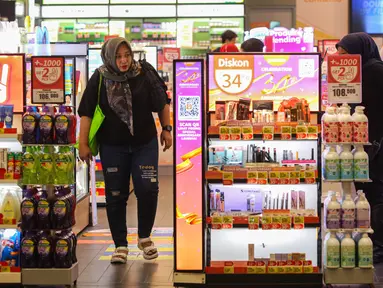 Pengunjung melihat-lihat produk di salah satu pusat perbelanjaan di Jakarta, Senin (21/10/2024). (Liputan6.com/Angga Yuniar)