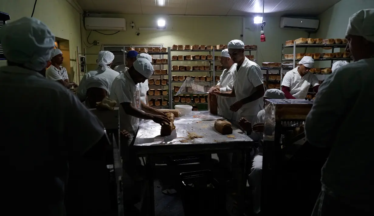 Para narapidana bekerja di sebuah toko roti di Penjara Punta de Rieles, Montevideo, Uruguay, 15 Mei 2019. Toko roti ini dimulai oleh dua narapidana yang mempertahankannya meski telah dibebaskan dan sekarang mempekerjakan 50 hingga 70 narapidana. (AP Photo/Matilde Campodonico)