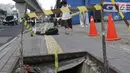 Pejalan kaki melintas di dekat penutup trotoar yang rusak di Jalan RS Fatmawati, Jakarta, Selasa (14/7/2019). Dua buah penutup trotoar di Jalan RS Fatmawati rusak parah, kondisi ini mengganggu kenyamanan dan membahayakan pejalan kaki, terutama pada malam hari. (Liputan6.com/Helmi Fithriansyah)
