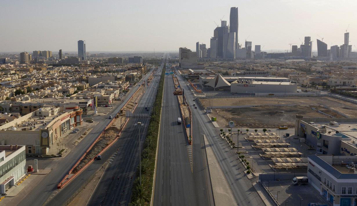 Pandangan udara menunjukkan jalan raya yang sepi karena pandemi COVID-19 pada hari pertama perayaan Idul Fitri di ibu kota Saudi, Riyadh, Senin (24/5/2020).  Arab Saudi memberlakukan jam malam 24 jam selama lima hari libur Hari Raya Idul Fitri 1441 H, dari 23 Mei 2020. (FAISAL AL-NASSER/AFP)