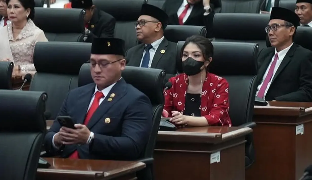 Rambutnya ditata sanggul modern tanpa hiasan rambut. Membuat tampilannya sederhana namun elegan. [@tinatoon101]