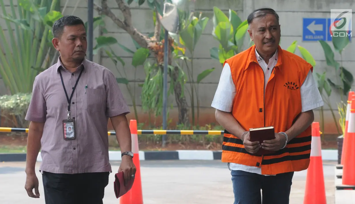Tersangka kasus dugaan korupsi proyek pengadaan KTP elektronik, Markus Nari (kanan) tiba untuk menjalani pemeriksaan di Gedung KPK, Jakarta, Kamis (25/7/2019). Markus Nari diperiksa sebagai tersangka terkait kasus dugaan korupsi proyek pengadaan KTP elektronik. (merdeka.com/Dwi Narwoko)