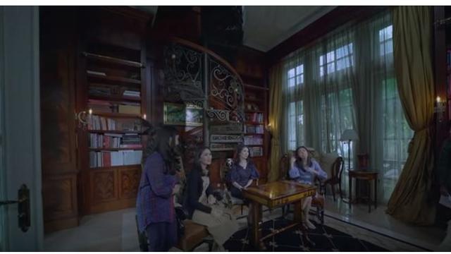 Ada ruangan tempat koleksi-koleksi buku, bak perpustakaan di rumah.