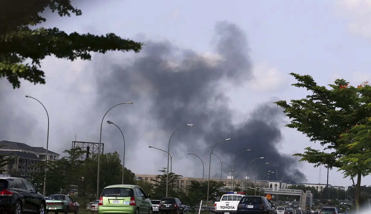 Kepulan asap hitam terlihat dari kejauhan pasca ledakan bom yang terjadi di pusat perbelanjaan di Abuja, Nigeria, (25/6/2014). (REUTERS/Afolabi Sotunde)