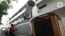 Mobil Gunner Spraying PMI menyemprotkan cairan disinfektan di jalan protokol kawasan Jakarta, Selasa (13/7/2021). Penyemprotan dengan mobil gunners spraying yang mampu menjangkau lebih dari 10 meter ini guna menekan dan mencegah penyebaran COVID-19. (merdeka.com/Imam Buhori)