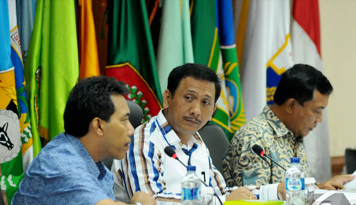 Gede Pasek Suardika (tengah) saat menggelar rapat antar Pimpinan DPD di Senayan, Jakarta, Selasa (25/11/2014). (Liputan6.com/Andrian M Tunay)