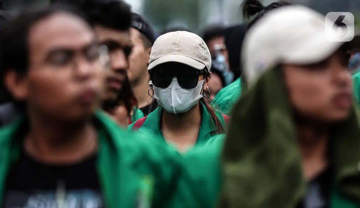 Mahasiswa dari berbagai kampus berjalan untuk melakukan demonstrasi menuju gedung DPR, Jakarta, Senin (11/4/2022). Mahasiswa menuntut sejumlah isu, diantaranya pemerintah menstabilkan harga bahan bakar yang naik, minyak goreng langka dan tolak jabatan Presiden 3 Periode. (Liputan6.com/Johan Tallo)