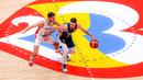 <p>Pebasket Prancis, Nando de Colo (kanan) berusaha melewati penjagaan pebasket Lebanon, Karim Zeinoun pada laga Grup H Piala Dunia FIBA 2023 di Indonesia Arena, Senayan, Jakarta, Selasa (29/08/2023). (Bola.com/Bagaskara Lazuardi)</p>