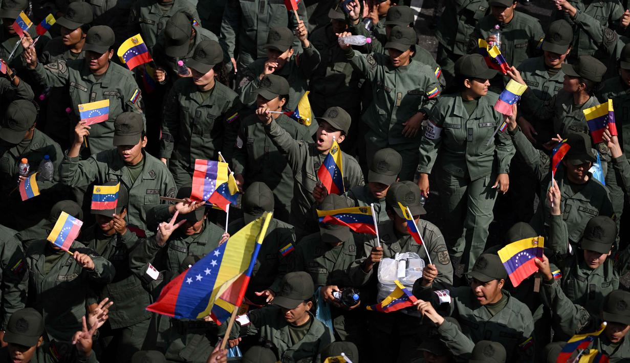 Sementara jaksa agung negara itu, tanpa merinci angka pasti, menyebutkan ada puluhan korban tewas baik dari militer maupun sipil. Tampak dalam foto, personel Angkatan Bersenjata Bolivarian Nasional meneriakkan slogan-slogan selama demonstrasi dukungan untuk Presiden Venezuela yang digulingkan, Nicolas Maduro, dan istrinya, Cilia Flores, di Caracas pada 6 Januari 2026. (Federico PARRA/AFP)