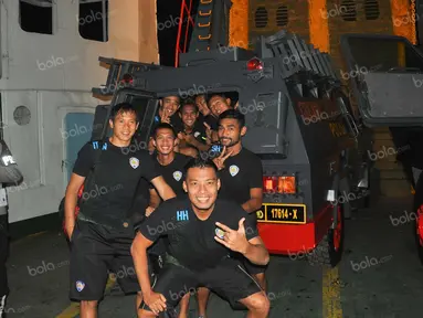 Keceriaan pemain Arema Cronus saat berada di atas mobil rantis Polri di dalam kapal feri seusai bertanding melawan Madura United di Stadion Gelora Bangkalan, Jumat (6/5/2016). (Bola.com/Iwan Setiawan)