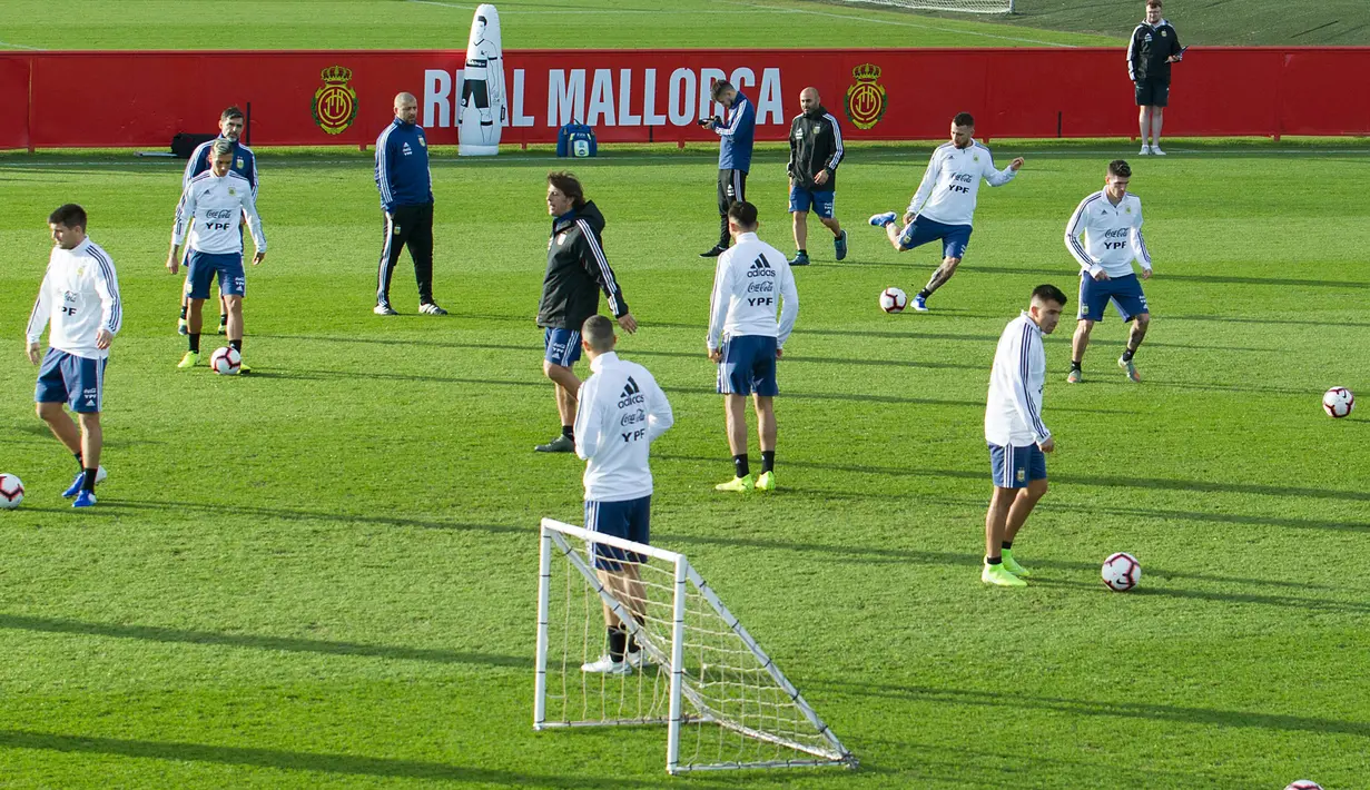 Para pemain Argentina mengikuti sesi latihan tim di Ciudad Deportiva Antonio Asensio di Palma de Mallorca (12/11/2019). Argentina akan memainkan pertandingan persahabatan melawan Brasil pada 16 November 2019 di Riyadh. (AFP/Jaime Reina)