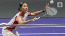 Pebulu tangkis tunggal putri Indonesia Putri Kusuma Wardani mengembalikan kok ke Akane Yamaguchi (Jepang) pada babak perempat final Kapal Api Indonesia Open 2025 di Istora Senayan, Gelora Bung Karno, Jakarta, Jumat (6/6/2025). (Liputan6.com/Herman Zakharia)