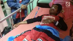 Seorang korban minuman keras buatan atau miras oplasan terbaring di rumah sakit di Cicalengka, Jawa Barat (11/4). Korban minuman keras oplosan terus bertambah, hingga Selasa (10/4) jumlah korban tewas mencapai 51 orang.(Liputan6.com/Pool/Polda Jabar)