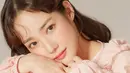 Atau lihat manisnya penampilan Park Min Young dibalut dress pink dengan detail ruffles yang cute. [Foto: Instagram/rachel_mypark]