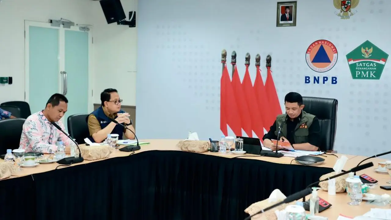 Kepala BNPB Letjen TNI Suharyanto  berdiskusi langsung dengan Bupati Lumajang Thoriqul Haq terkait tindak lanjut penanganan pasca banir lahar dingin Gunung Semeru (Istimewa)