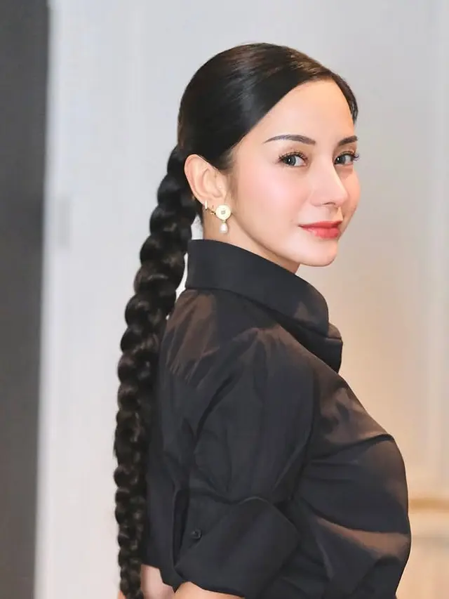 Kirana Larasati dengan Gaya Rambut Kepang. [@arlynhairdo]