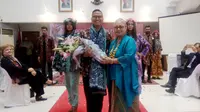 Pameran 'Indonesian Batik Festival' diselenggarakan di KBRI Dhaka dari 21-22 November 2018. Menampilkan karya perancang Indonesia, Ai Syarif, yang juga mengkuratori Jakarta Fashion Week 2018. (Liputan6.com/Afra Augesti)
