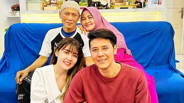 Sudah Lamaran, Ini 6 Momen Kedekatan Chevra Yolandi dan Keluarga Via Vallen