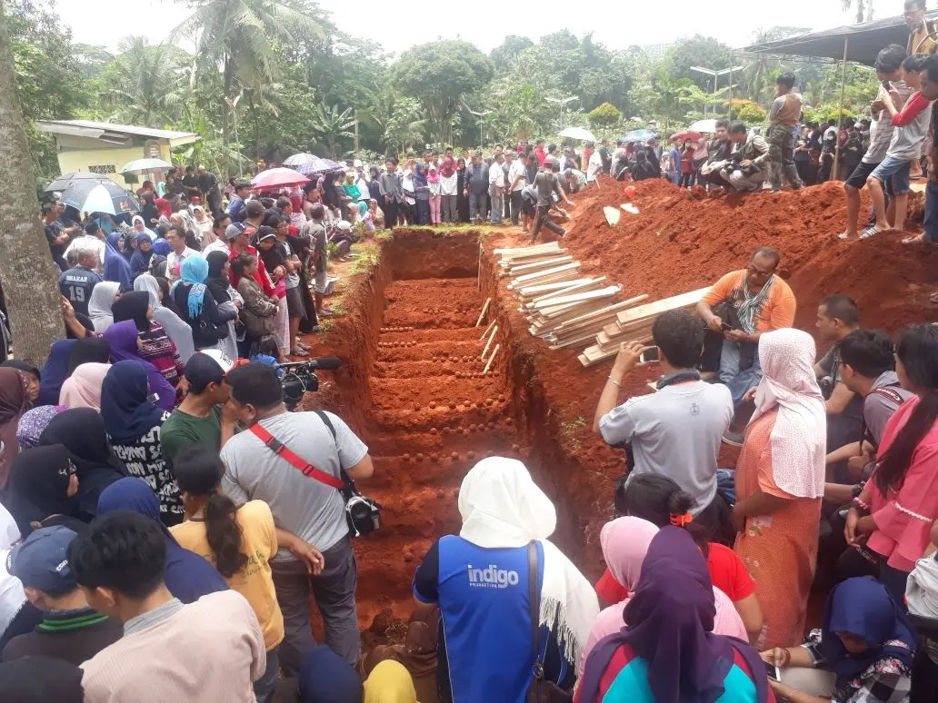 Korban tewas kecelakaan maut Tanjakan Emen, Lembang, Subang, Jawa Barat, mulai dimakamkan di TPU Legoso, Ciputat, Tangerang Selatan. (Liputan6.com/Pramita)