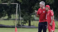 Pelatih Persija Jakarta, Ivan Kolev, berdiskusi dengan Mustaqim saat latihan di Lapangan Sutasoma, Jakarta, Rabu (16/1). Ini merupakan latihan perdana yang dipimpin oleh Ivan Kolev. (Bola.com/Yoppy Renato)