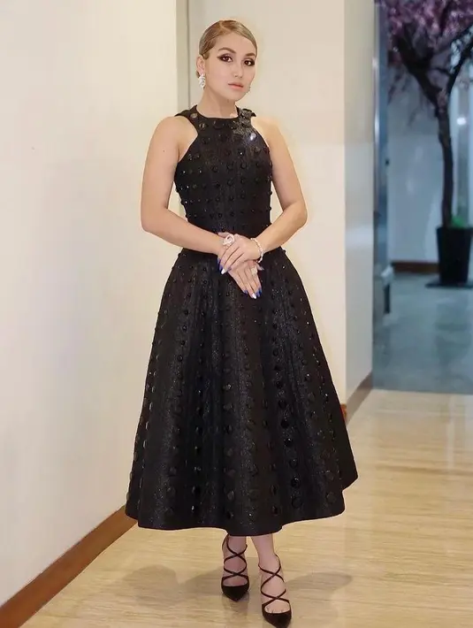 Ayu Ting Ting tampil elegan berbalut jacquard dress dengan detail black crystal embellishments. Padukan dengan twisted heels.  (Instagram/ayutingting92).