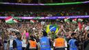 Selebrasi kemenangan para pendukung Fluminense setelah mengalahkan Al Ahly 2-0 pada laga semifinal Piala Dunia Klub 2023 di King Abdullah Sports City Stadium, Arab Saudi, Selasa (19/12/2023) dini hari WIB. (AP Photo/Manu Fernandez)