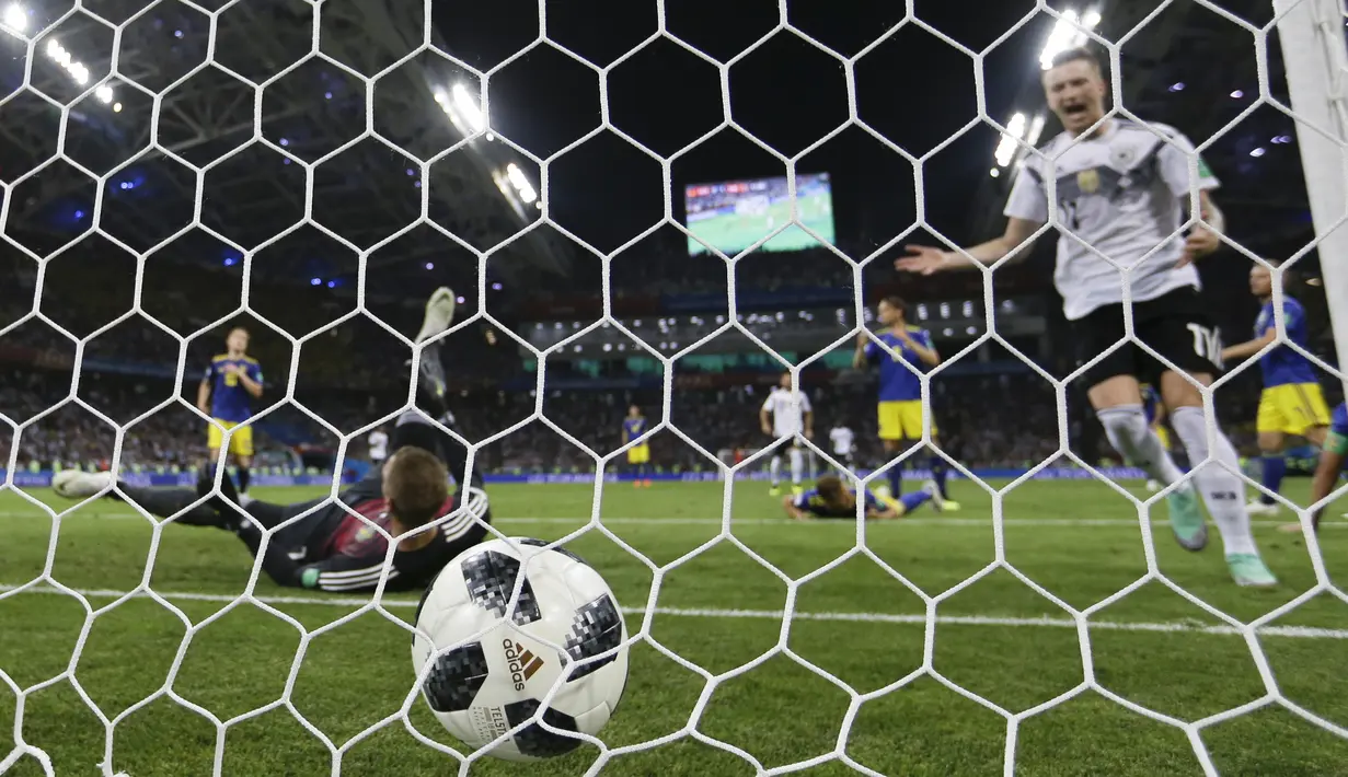 Proses terjadinya gol yang dicetak gelandan Jerman, Marco Reus, ke gawang Jerman pada laga grup F Piala Dunia di Stadion Fisht, Sochi, Sabtu (23/6/2018). Jerman menang 2-1 atas Swedia. (AP/Thanassis Stavrakis)