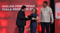 Ketua umum PSSI Erick Thohir menyerahkan plakat kepada Programming Director SCM, Harsiwi Achmad  dalam acara penutupan Piala Presiden 2025 di Studio 8 SCTV Tower, Jakarta, Minggu (12/4/2026). (Bola.com/Bagaskara Lazuardi).