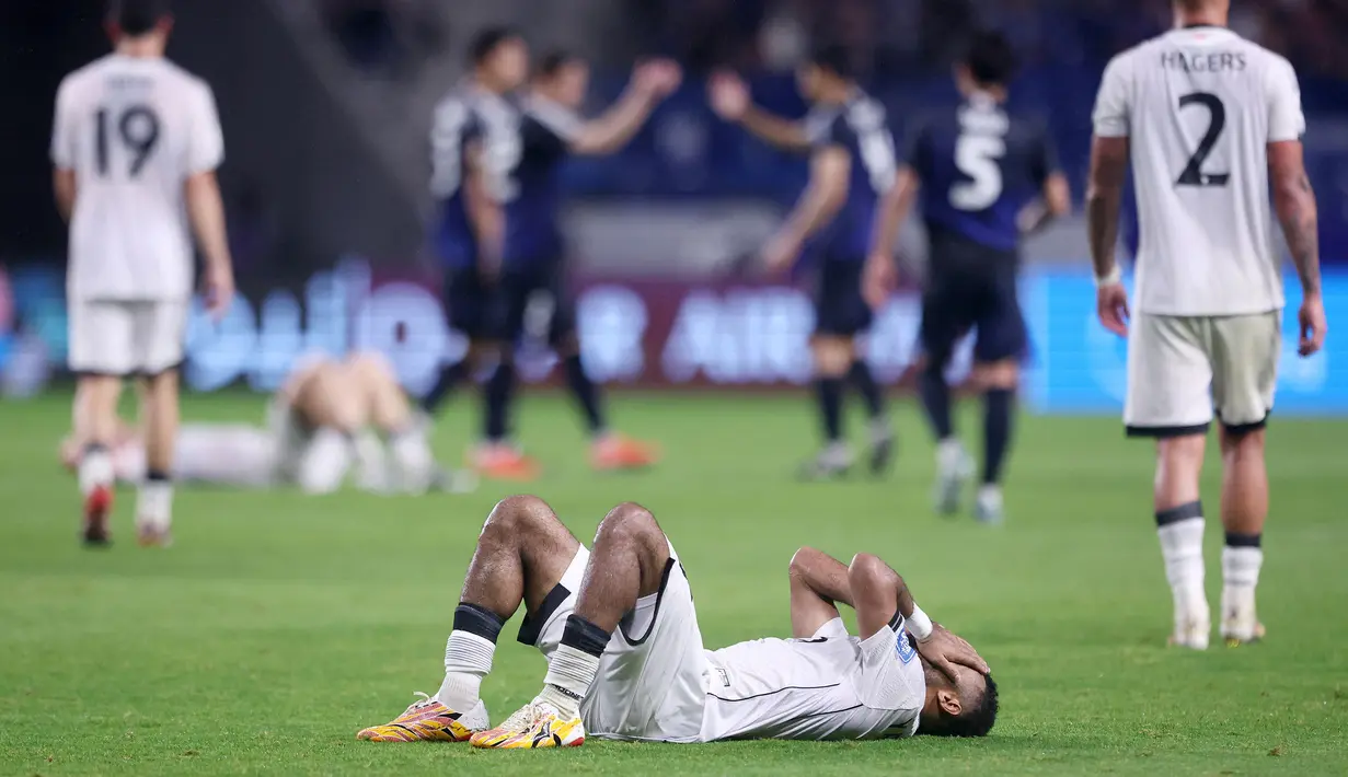 Pemain Timnas Indonesia, Yance Sayuri terbaring sambil menangis setelah laga terakhir putaran ketiga Grup C Kualifikasi Piala Dunia 2026 melawan Jepang di Suita Stadium, Jepang, Selasa (10/06/2025). (AFP/Paul Miller)