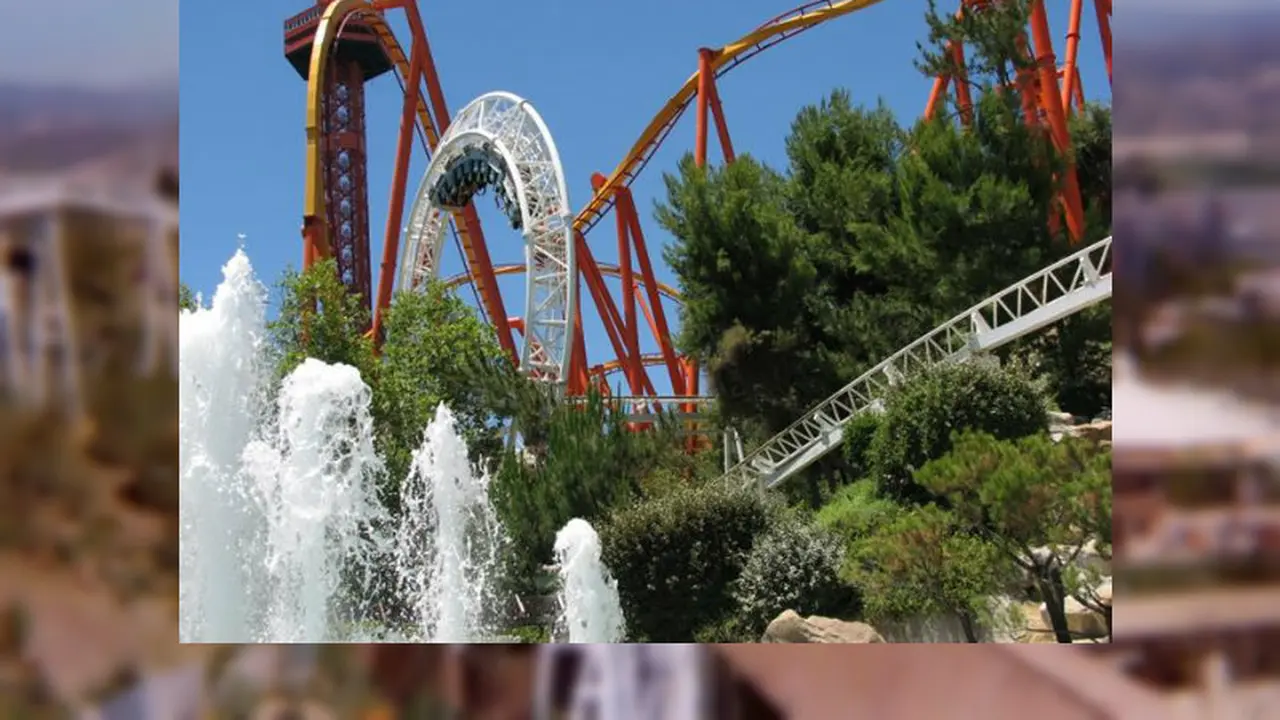 Revolution roller coaster di Six Flags Magic Mountain, California