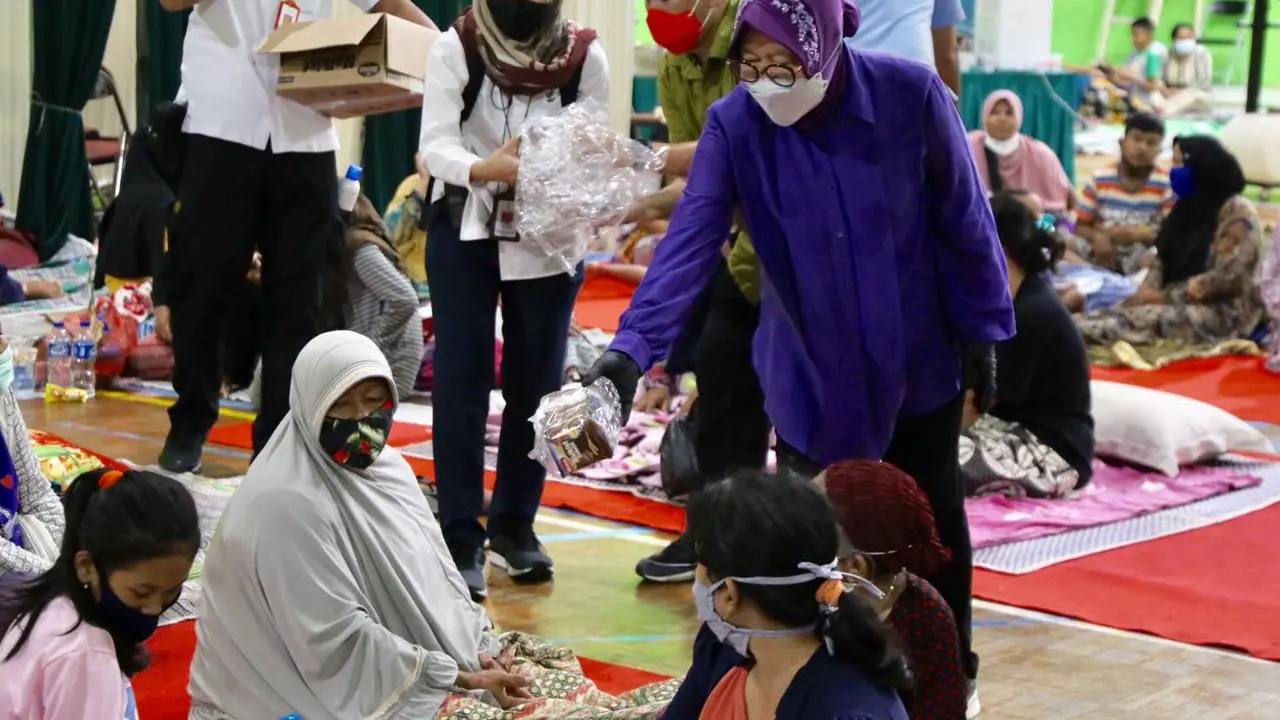 Menteri Sosial Tri Rismaharini menyambangi posko pengungsian masyarakat terdampak kebakaran kilang minyak Pertamina Balongan, Indramayu, Jawa Barat, Senin (29/3/2021) di Komplek GOR Perumahan Pertamina Bumi Para.