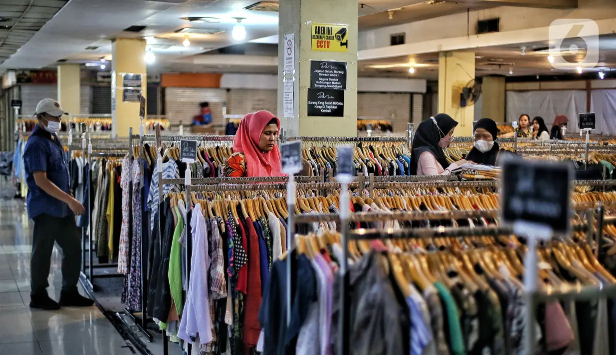 Warga berbelanja pakaian di Mal Blok M, Jakarta, Senin (24/10/2022). Peneliti dari Institute for Development of Economics and Finance (Indef) Nailul Huda memprediksi Indonesia akan mampu bertahan dalam menghadapi ancaman resesi global yang diperkirakan terjadi pada tahun depan. (Liputan6.com/Angga Yuniar)