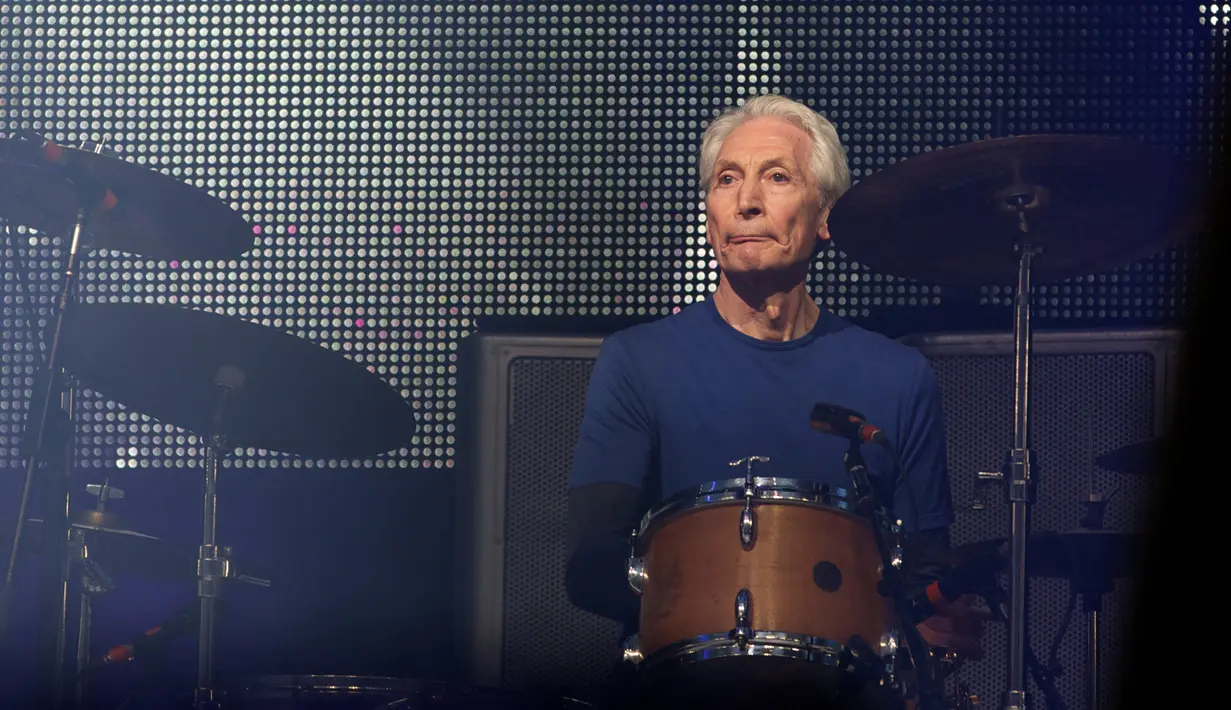 Drummer The Rolling Stones Charlie Watts tampil di Pyramid Stage pada hari keempat Festival Seni Pertunjukan Kontemporer Glastonbury dekat Glastonbury, Inggris, 29 Juni 2013. Charlie Watts tutup usia di sebuah rumah sakit di London pada 24 Agustus 2021 waktu setempat. (ANDREW COWIE/AFP)