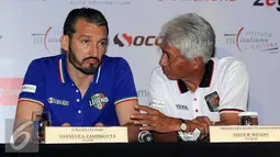 Mantan pemain timnas Italia, Gianluca Zambrotta (kiri) berbincang dengan pelatih Danurwindo saat memberikan keterangan di Jakarta, Jumat (20/5/2016). Legenda Italia ditantang Primavera Barettidalam laga persahabatan. (Liputan6.com/Helmi Fithriansyah)