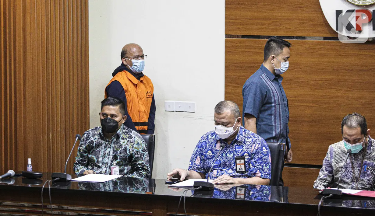 Kepala KPP Pratama Bantaeng Wawan Ridwan (kiri belakang) dihadirkan dalam penetapan tersangka di Gedung KPK, Jakarta, Kamis (11/11/2021). KPK menetapkan Wawan Ridwan sebagai tersangka dugaan korupsi perpajakan di Dirjen Pajak Kemenkeu. (Liputan6.com/Faizal Fanani)