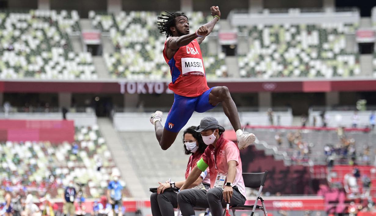Atlet asal Kuba, Maykel Masso berlaga di final lompat jauh putra pada Olimpiade Tokyo 2020 di Olympic Stadium, Tokyo, Senin (2/8/2021). (Foto: AFP/Javier Soriano)