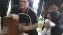 Kesedihan penyanyi Ashanty saat berdoa di depan makam sang ibunda, Ratu Farida, di TPU Jeruk Purut, Jakarta, Senin (7/11). Ibunda Ashanty meninggal dunia di usia 72 tahun pada Minggu, 6 November 2016 di rumahnya. (Liputan6.com/Herman Zakharia)