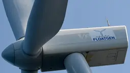 Turbin angin terapung pertama "floatgen" yang terletak di La Turballe, pantai barat Prancis, Jumat (28/9). Turbin angin yang terpancang di dasar laut memiliki keterbatasn dengan kedalaman air maksimal 40 meter. (AFP/SEBASTIEN SALOM GOMIS)