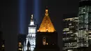Instalasi cahaya bertajuk 'Tribute in Light'  memperingati serangan gedung kembar menerangi langit di lower Manhattan, New York, Selasa (10/9/2019). Cahaya kembar itu jadi simbol menara kembar WTC  yang hancur diserang kelompok pembajak pesawat 18 tahun silam. (AP/Mark Lennihan)